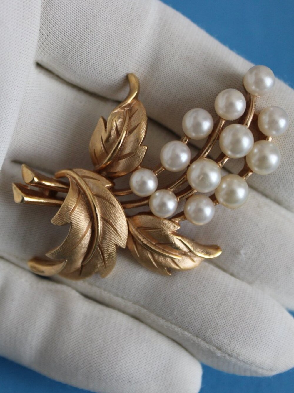 1950-60-S CROWN TRIFARI SIGNED VNG GOLD-TONE PEARL SPRAY BROOCH